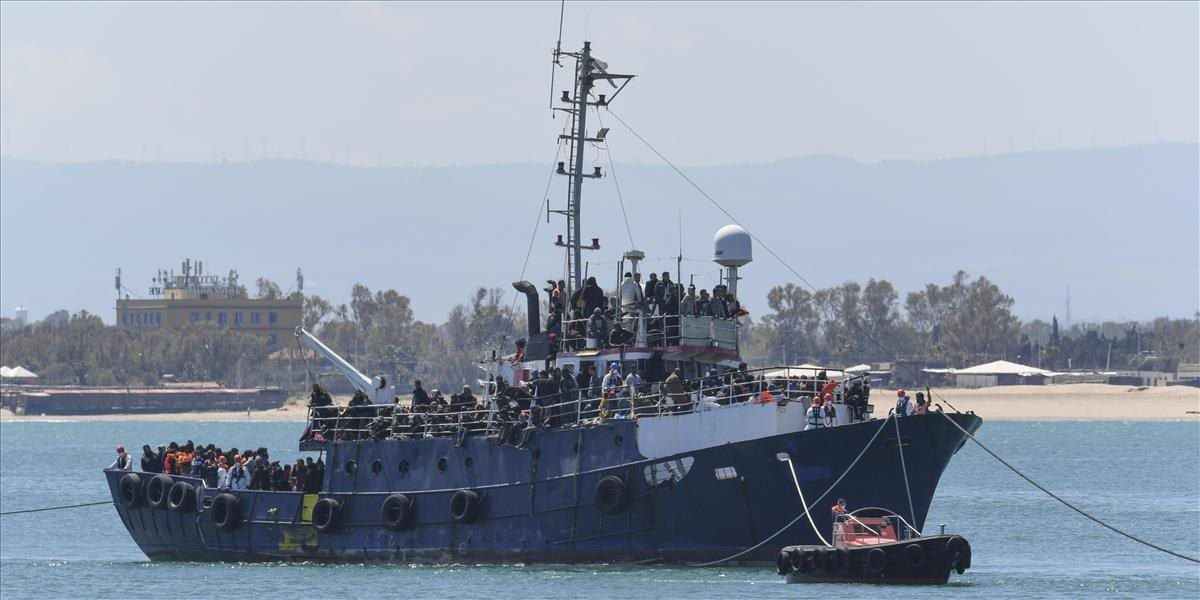 Talianska pobrežná stráž zachránila z rybárskej lode asi 600 migrantov