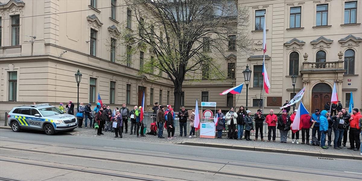 Desiatky demonštrantov nocovali pred Českým úradom vlády, avizujú viacdenný protest