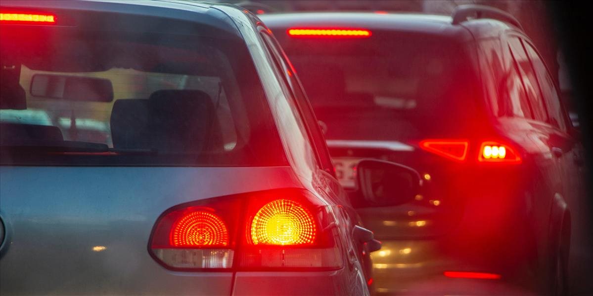 Na diaľnici D2 v smere do Česka skončilo auto mimo vozovky