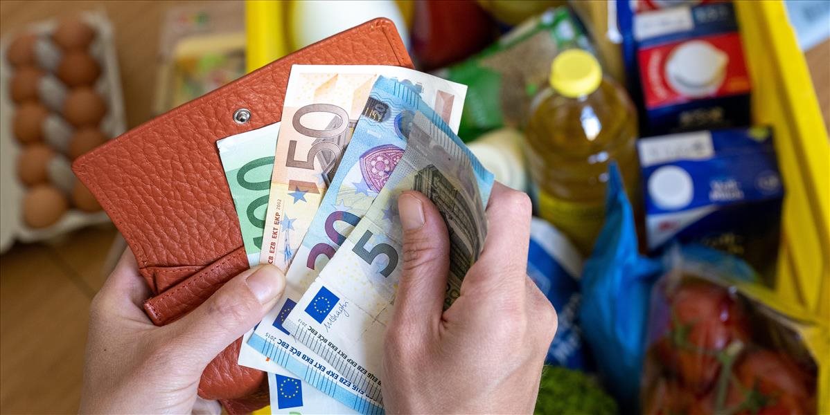 Inflácia v Británii zostáva už siedmy mesiac nad hranicou 10%