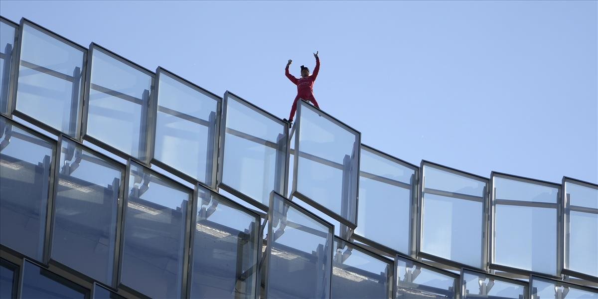 Francúzsky Spiderman na protest proti dôchodkovej reforme zdolal ďalší mrakodrap