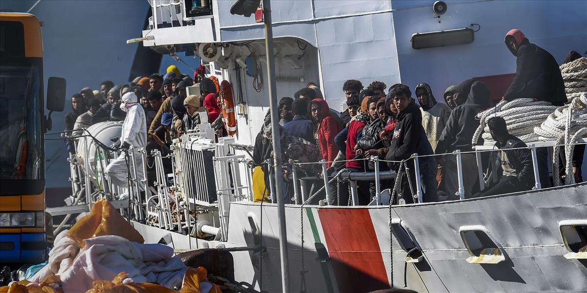 Talianska pobrežná hliadka zachránila v Stredozemnom mori asi 120 migrantov