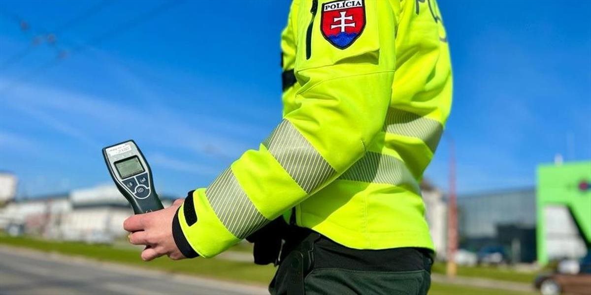 Vodič pri nehode prevrátil auto na strechu, nafúkal vyše 1,5 promile