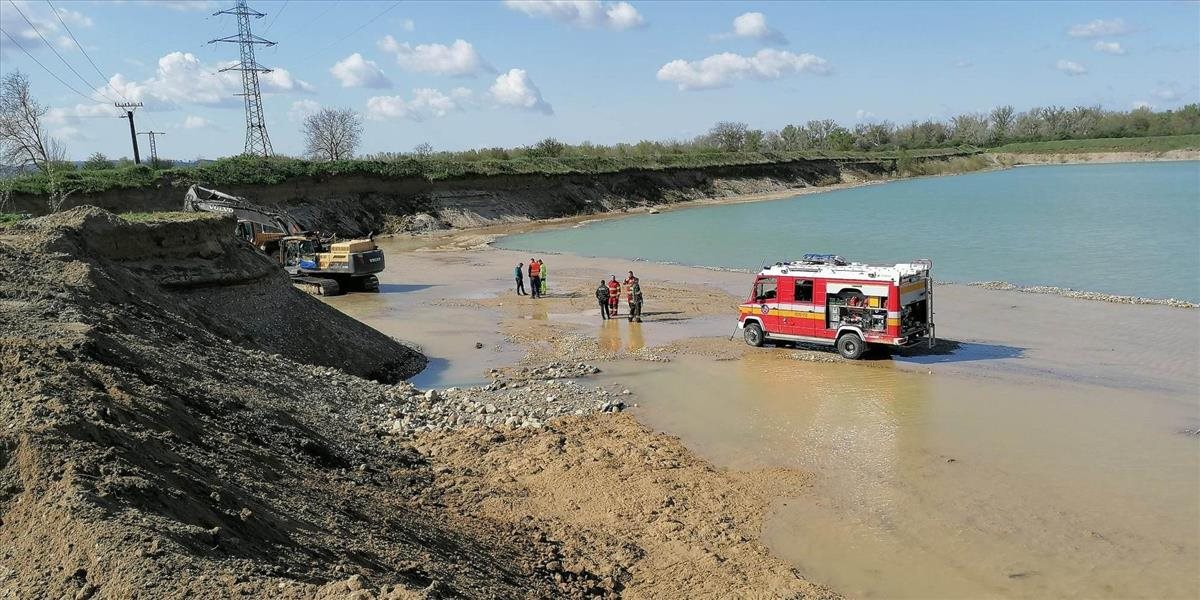 V obci Ducové sa potopil bager, zakliesnenú osobu sa nepodarilo zachrániť