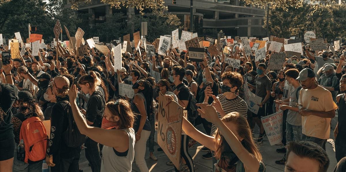 Protesty vo Francúzsku počas 1. mája si vyžiadali 108 zranených policajtov a 291 zadržaných demonštrantov