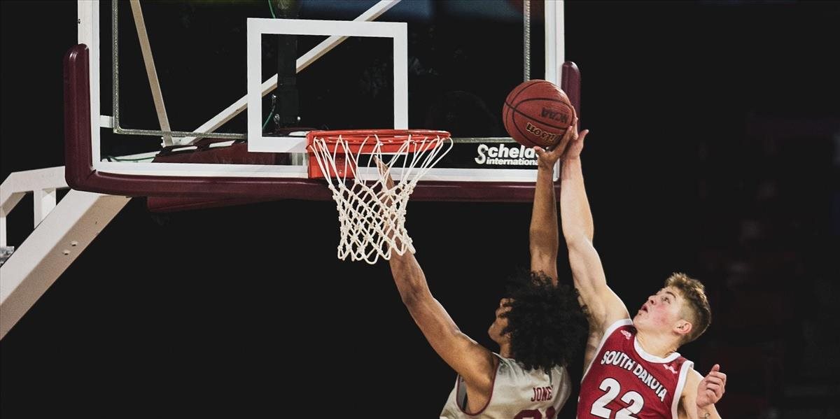 Basketbalisti Philadelphie sa ujali vedenia v sérii s Bostonom, potiahol ich Harden so 45 bodmi na konte