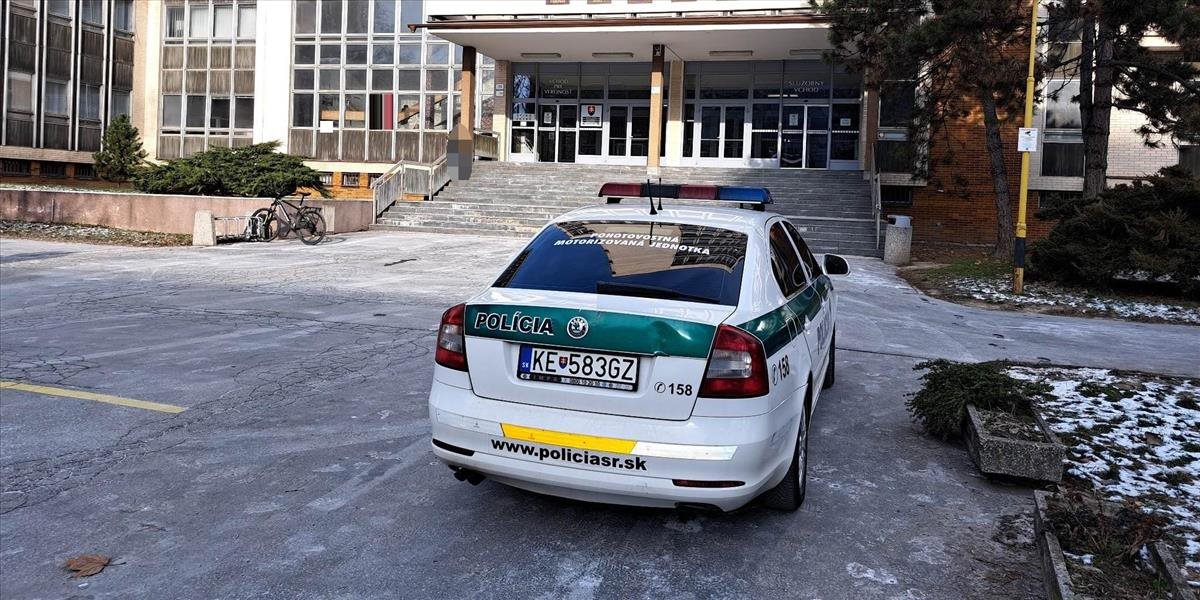 Vodič v Plešivci narazil do auta a ušiel, v dychu mal 3 promile alkoholu