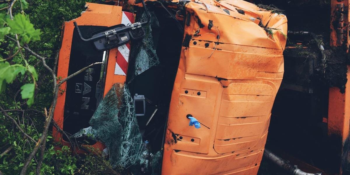 Pri prevrátení smetiarskeho auta v Lučenci sa zranili tri osoby