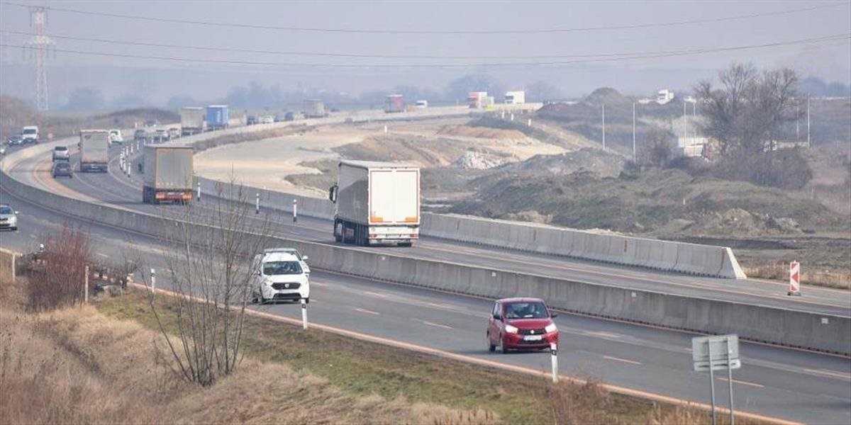 Diaľnicu D1 na Liptove uzavreli pre požiar kamióna