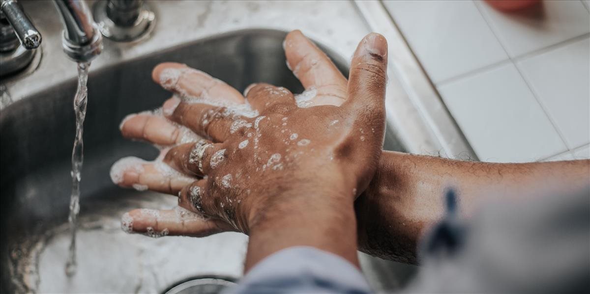 Neumytými rukami sa šíri až 80 percent infekcií