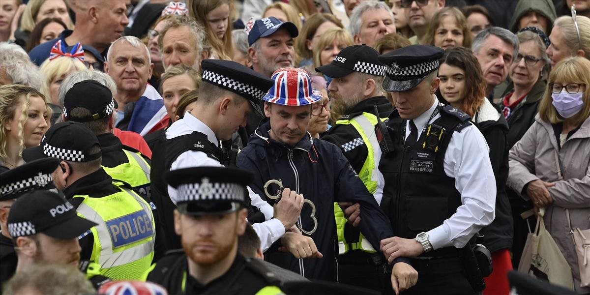 Londýnska polícia zatkla počas korunovačného víkendu desiatky ľudí