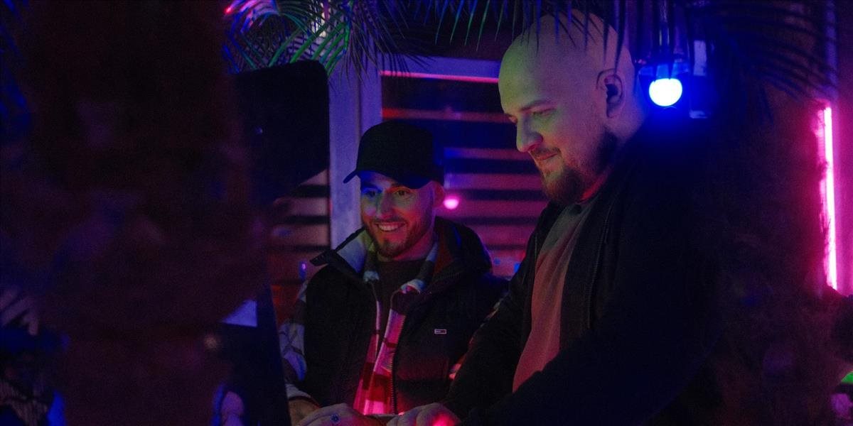 Denny Veselý a slovenský kráľ refrénov Elpe. Pozrite si klip k pesničke Hlavu hore