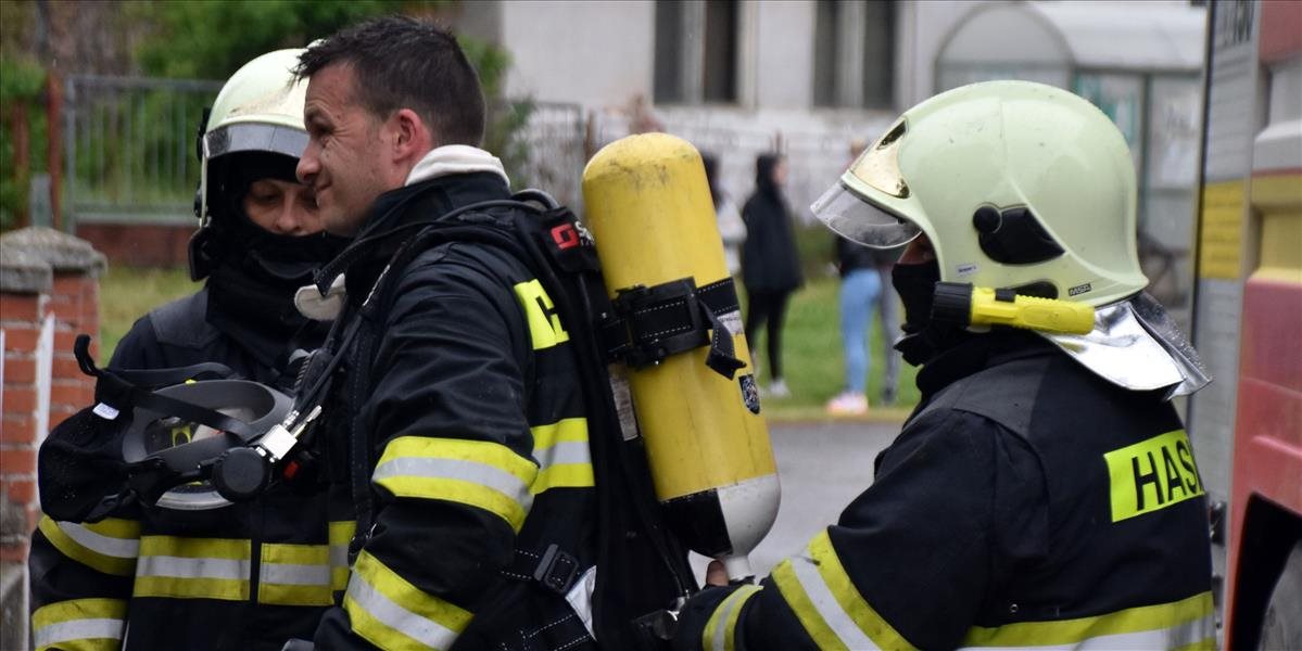Dobrovoľní i profesionálni hasiči zasahovali pri požiari rodinného domu v Snine