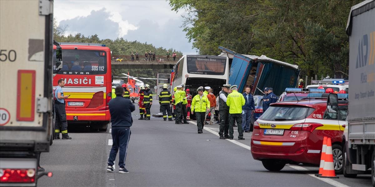 Po nehode autobusu sú v Univerzitnej nemocnici v Bratislave hospitalizovaní 12 pacienti, traja z nich sú v kritickom stave