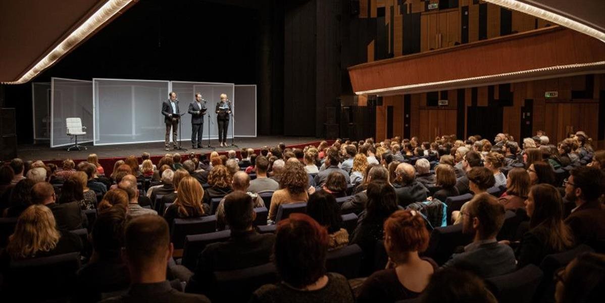 O hlavnú cenu divadelného festivalu Nová dráma sa uchádza aj inscenácia Otočte kone