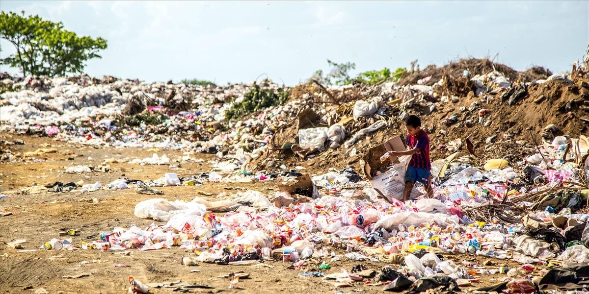 Znečistenie plastami možno do roku 2040 znížiť až o 80 percent