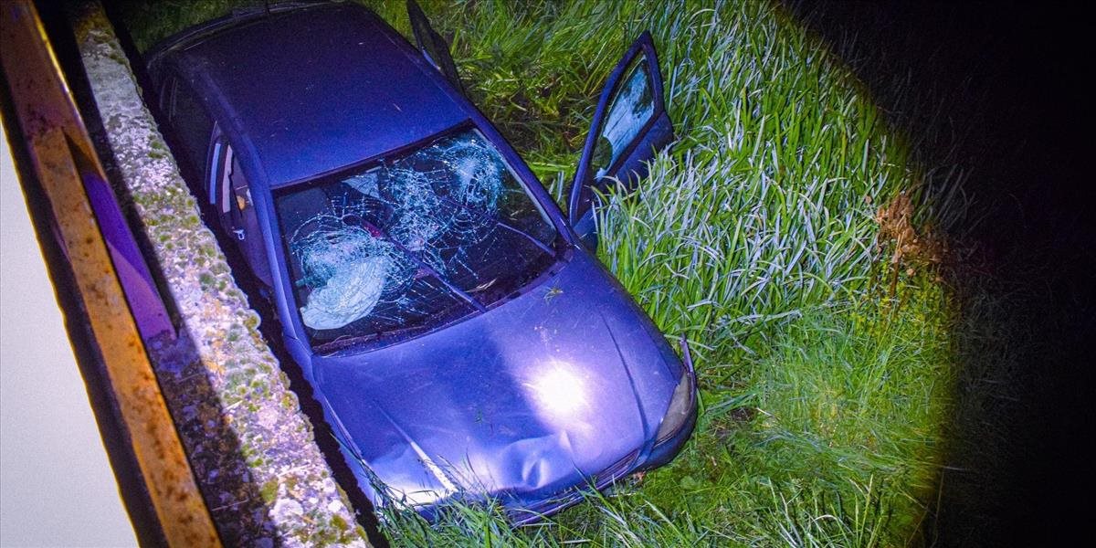 Opitý muž bez vodičského oprávnenia havaroval, v aute viezol tri deti