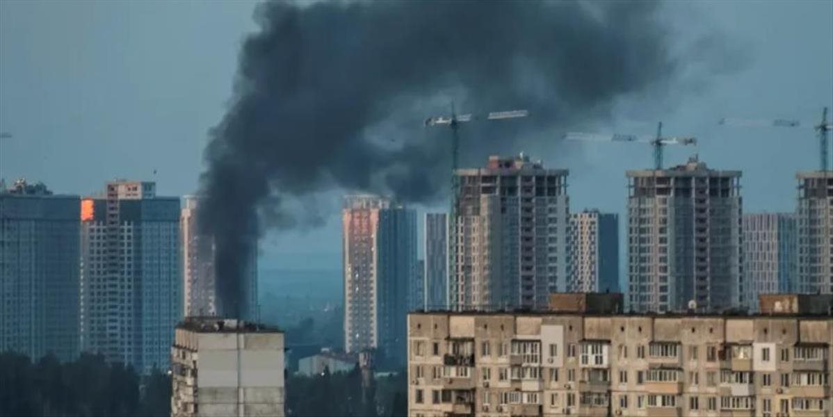 Ukrajinská armáda hlási výbuchy v Kyjeve aj inde; ľudia majú zostať v krytoch