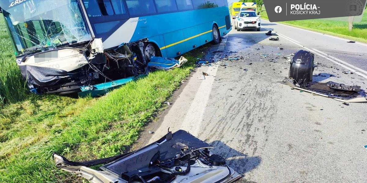 Tragické ráno na slovenských cestách: Zrážku autobusu s autom neprežila jedna osoba, zranené sú 3 deti