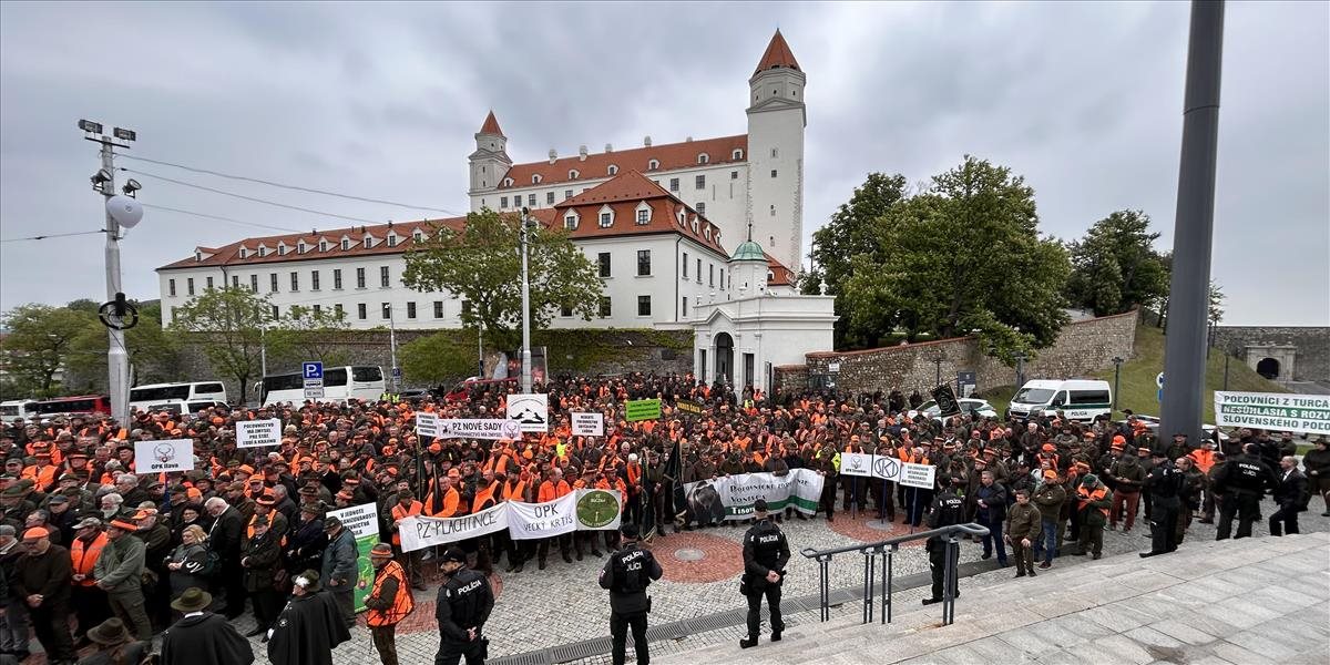 Poľovníci protestovali pred parlamentom: Nesúhlasia s poslaneckým návrhom, je podľa nich likvidačný!