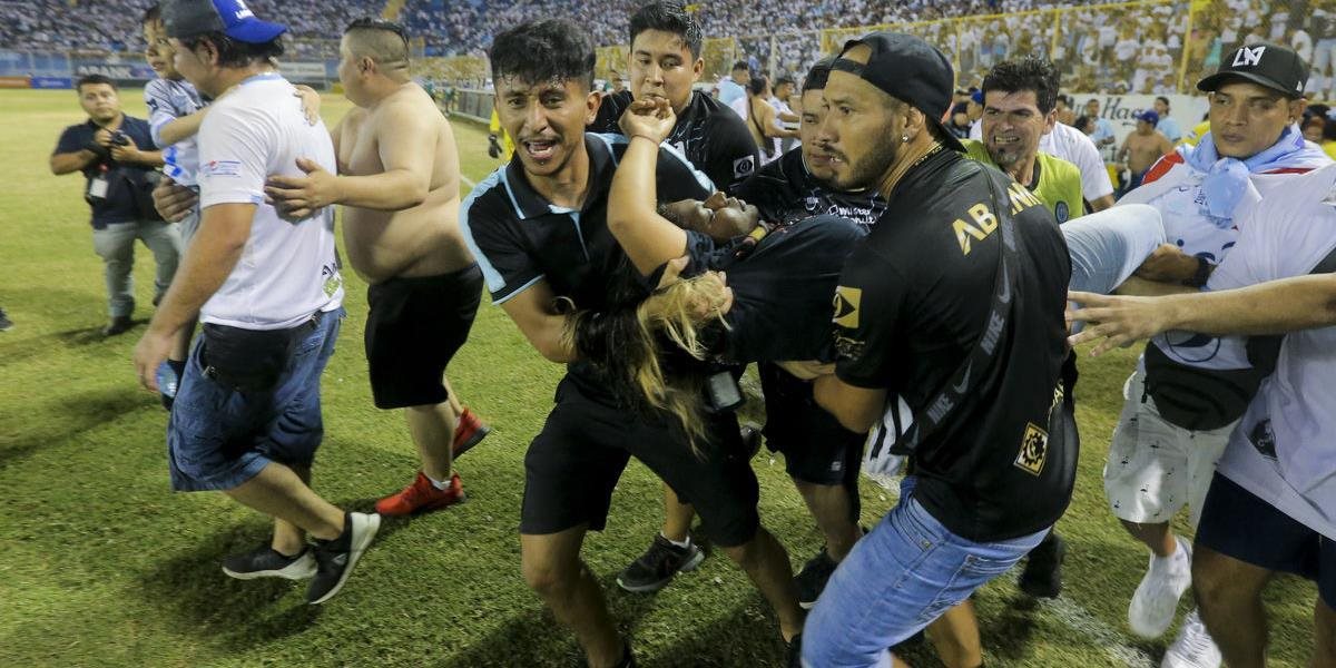 Tlačenica pri vstupe na futbalový zápas v Salvádore si vyžiadala 12 obetí