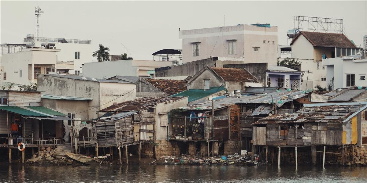 Francúzske úrady začali búrať slumy na ostrove Mayotte