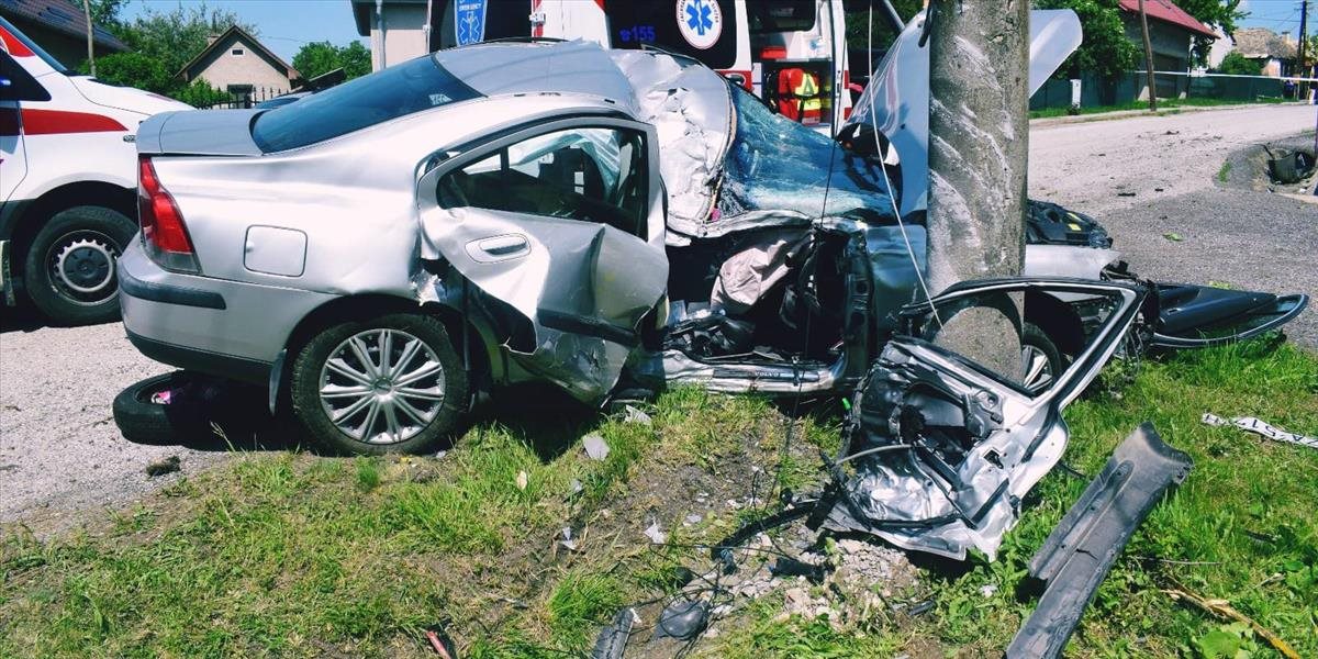 64-ročný vodič narazil do stĺpa, nehodu neprežil
