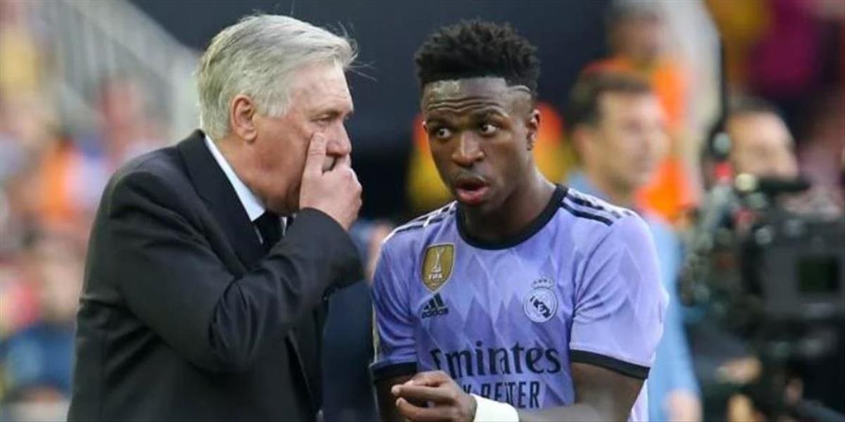 Brazílčan Vinicius bol opäť terčom rasizmu, Ancelotti: "Rozhodca mal prerušiť zápas"