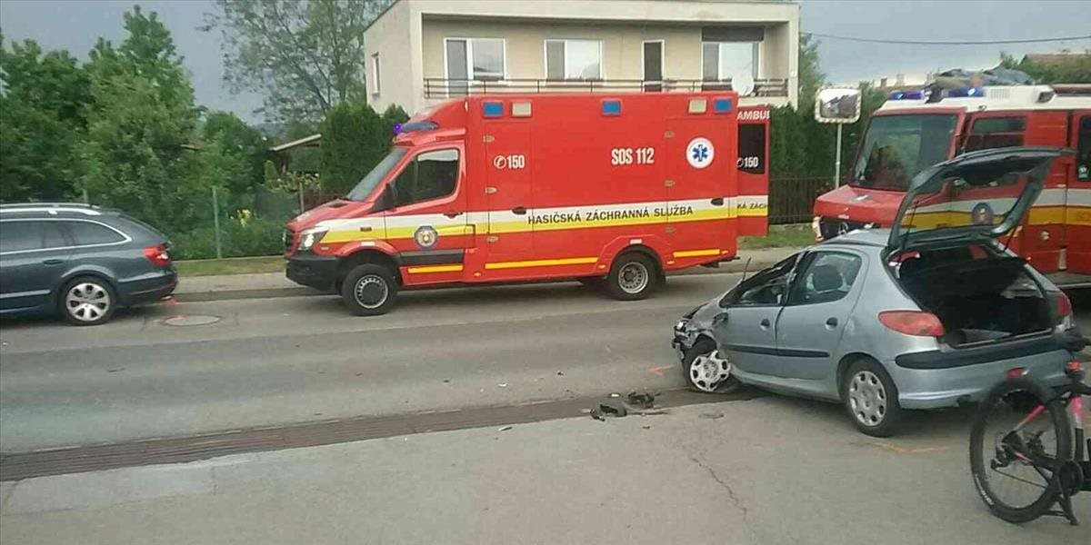 Trenčianski hasiči zasahovali pri dopravnej nehode v obci Trenčianska Turná
