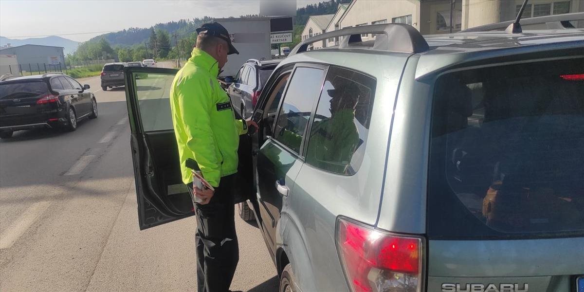 Podgurážení vodiči a cyklisti na cestách v Žilinskom kraji
