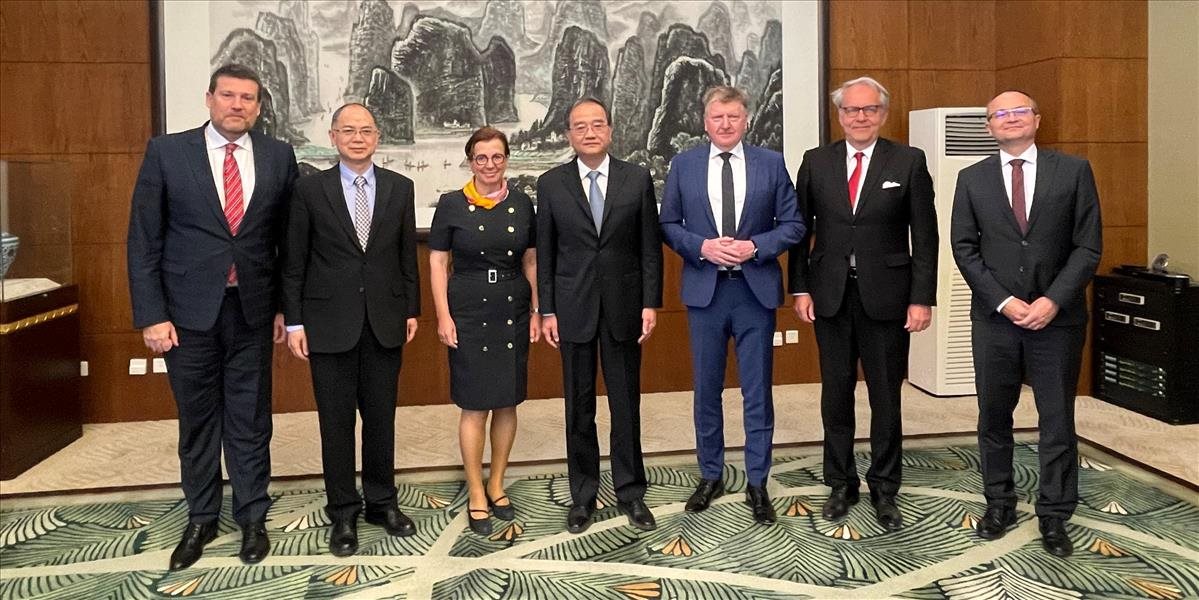 "Čína by ako zástanca Charty OSN a stály člen Bezpečnostnej rady mala odsúdiť ruskú agresiu proti Ukrajine," vyhlásila Ingrid Brocková