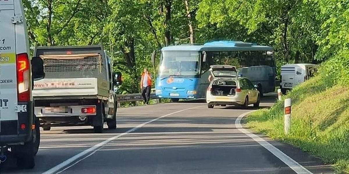 Pri zrážke autobusu s autom v Bojniciach sa zranilo dieťa