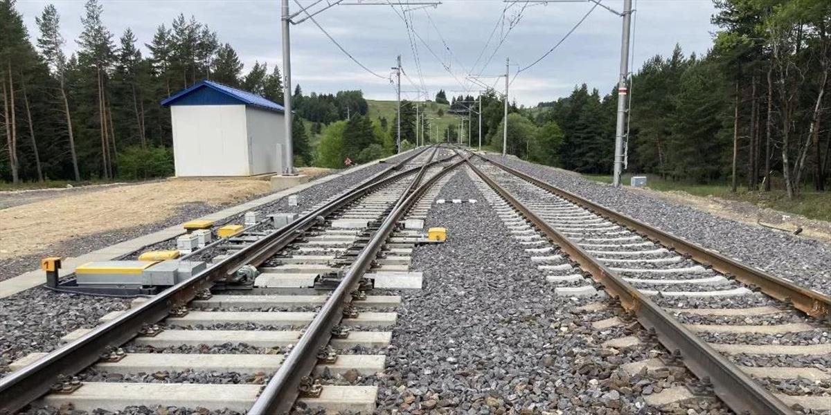 V Rimavskom Brezove sa zrazili vlak s osobným autom, nikto sa nezranil