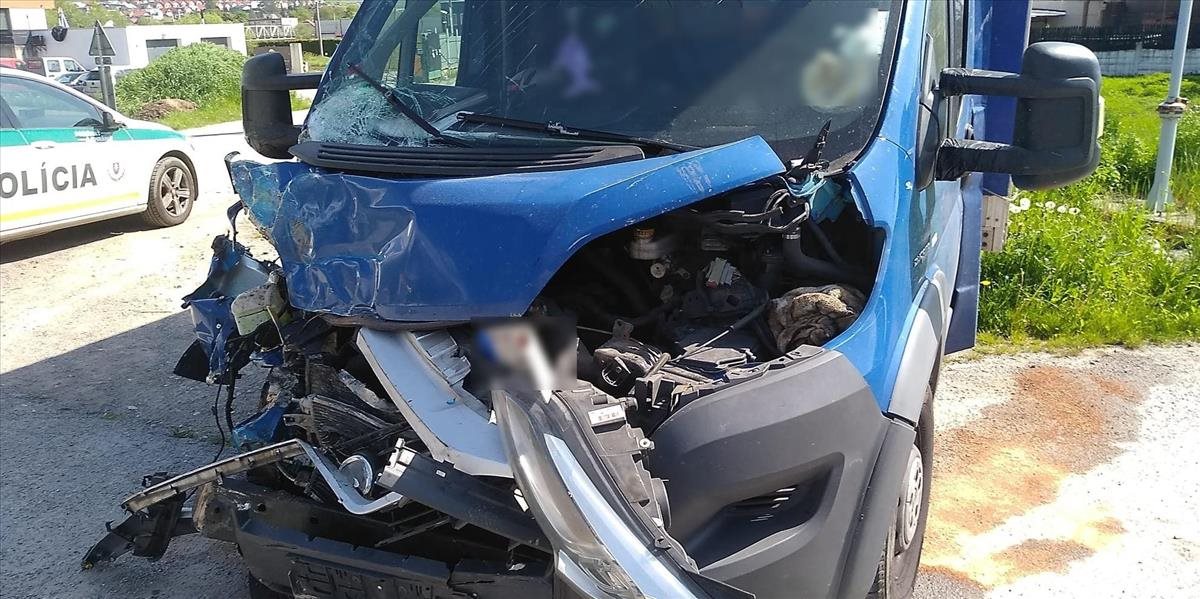 V Tvrdošíne sa zrazili vlak a auto, vodiča previezli na ošetrenie