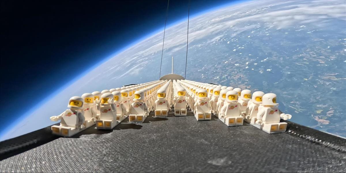 Spoločnosť LEGO® vyslala do vesmíru 1 000 minifigúrok. Spoločne s tímom odborníkov popularizuje deťom vedu