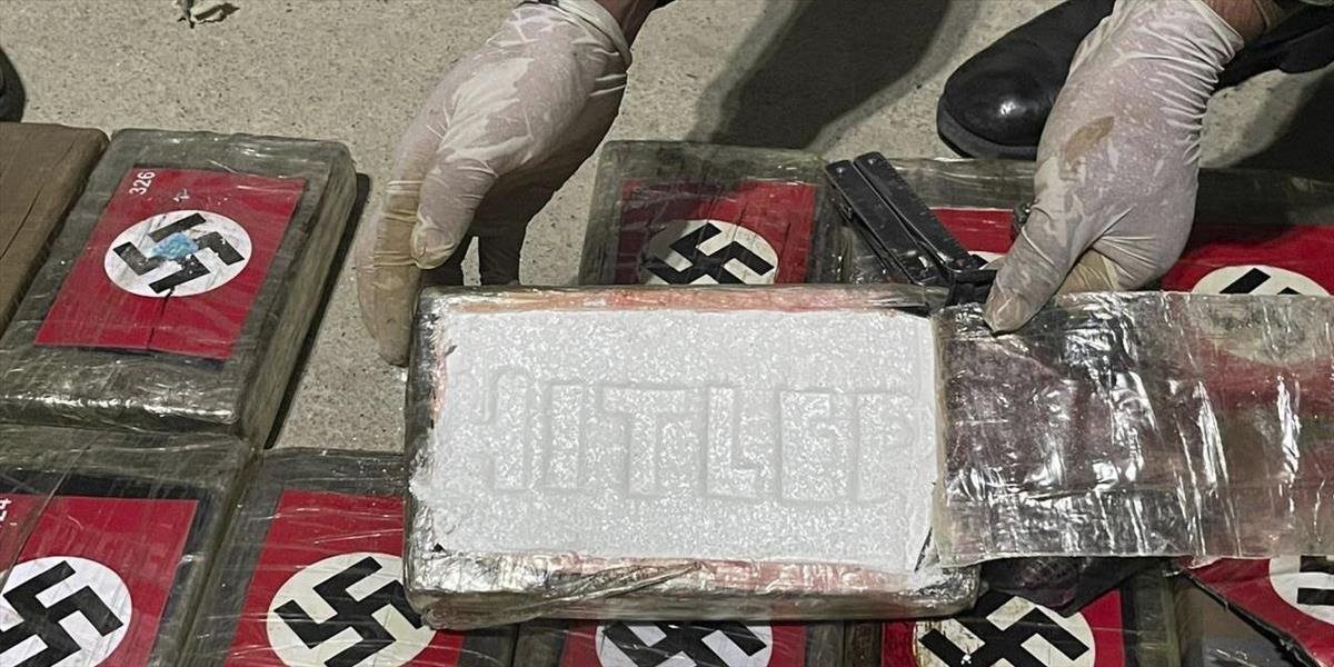 Polícia v Peru zhabala 58 kg kokaínu v balíkoch s nacistickou vlajkou