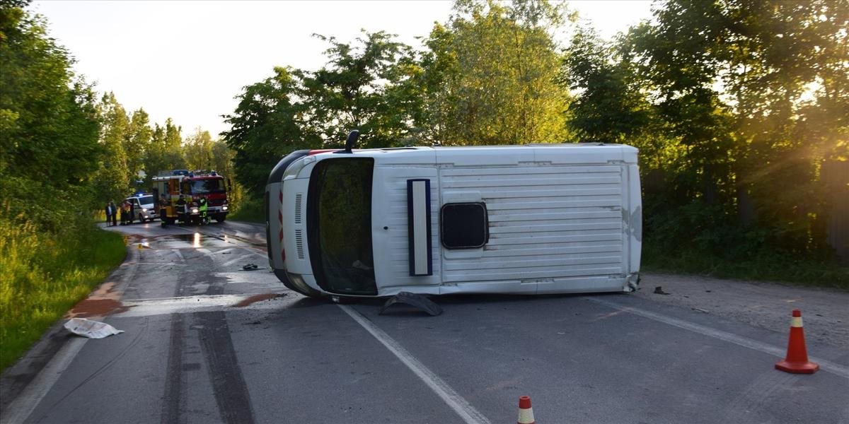 V Púchovskom okrese sa na cestu prevrátila sanitka