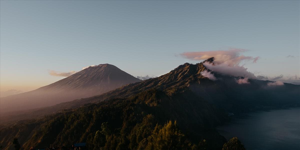 Guvernér Bali zakáže turistom výstupy na posvätné hory