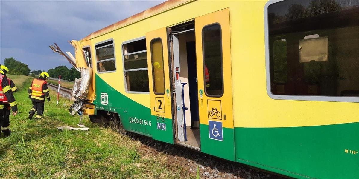 V Zlínskom kraji sa zrazil vlak s kamiónom, zranených je 9 ľudí