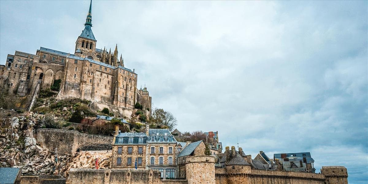 Kláštor na ostrove Le Mont-Saint-Michel oslavuje tisícročnicu