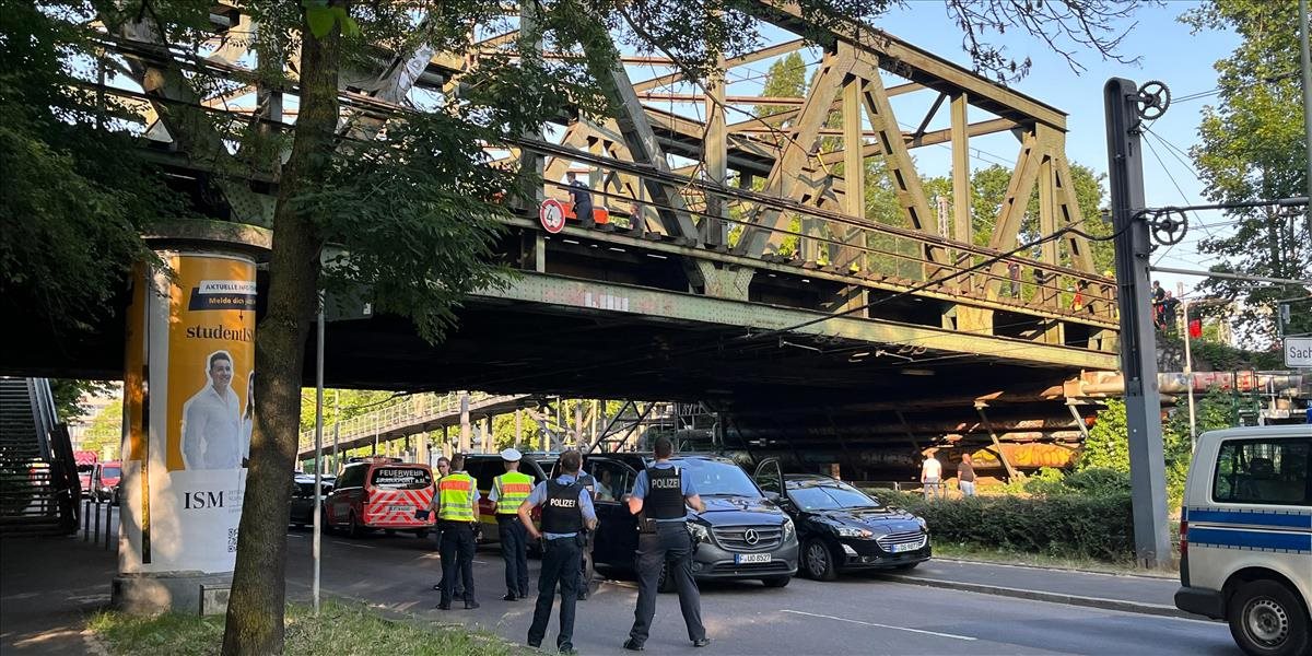 Z vlaku vo Frankfurte nad Mohanom evakuovali 450 ľudí pre osobu na železničnom moste