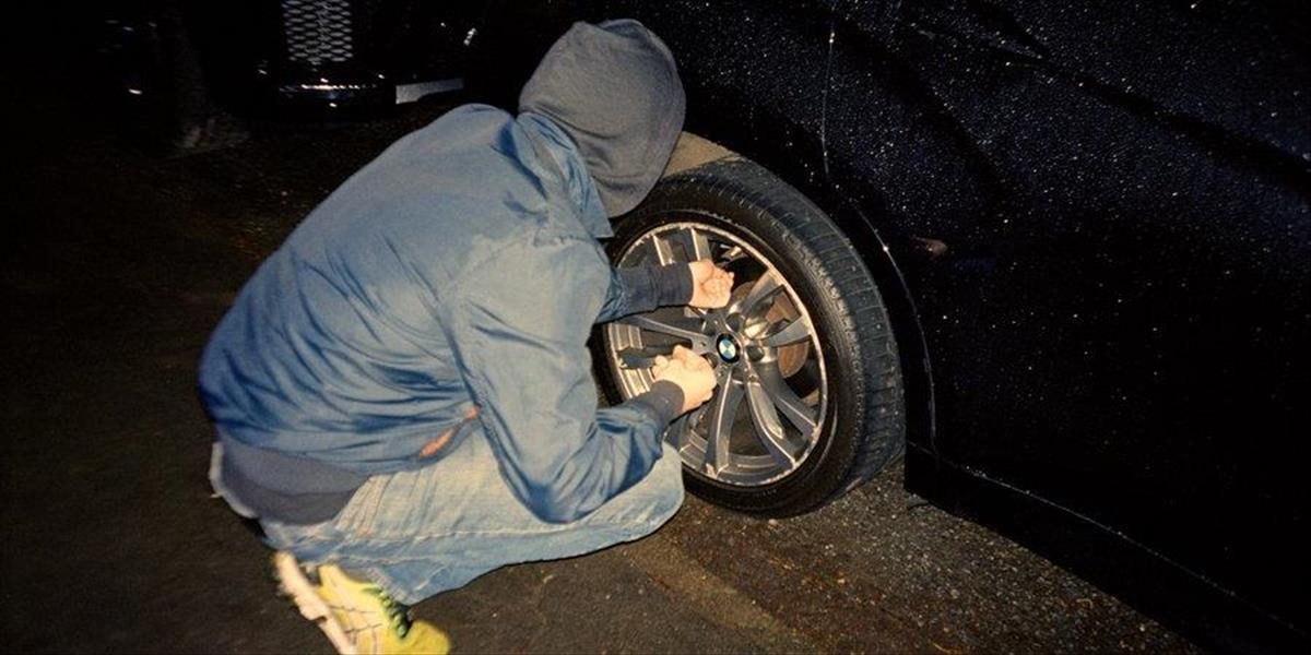 Klimatickí aktivisti prepichli v Kodani pneumatiky vyše 100 SUV autám