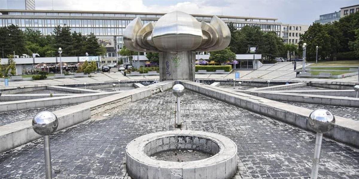 V Bratislave vyskúšali technické zariadenie fontány Družba na Námestí slobody