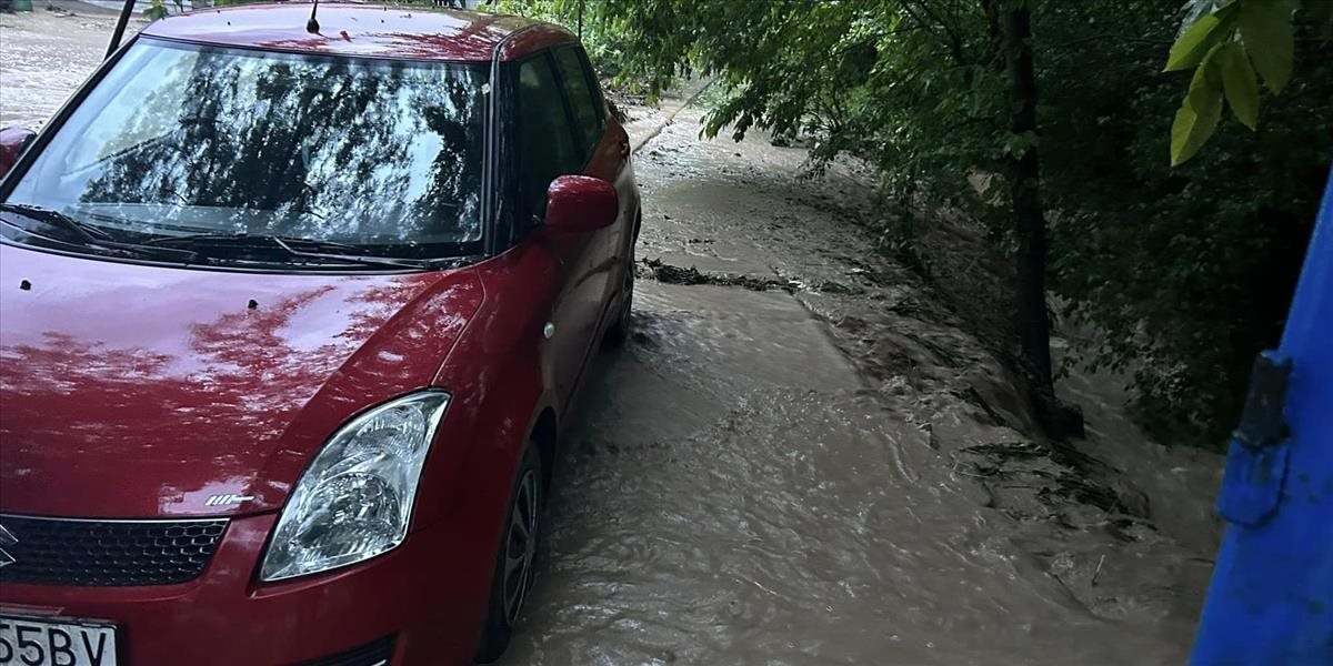 Cesty a domy v obci Zemianske Podhradie zaplavila prívalová vlna