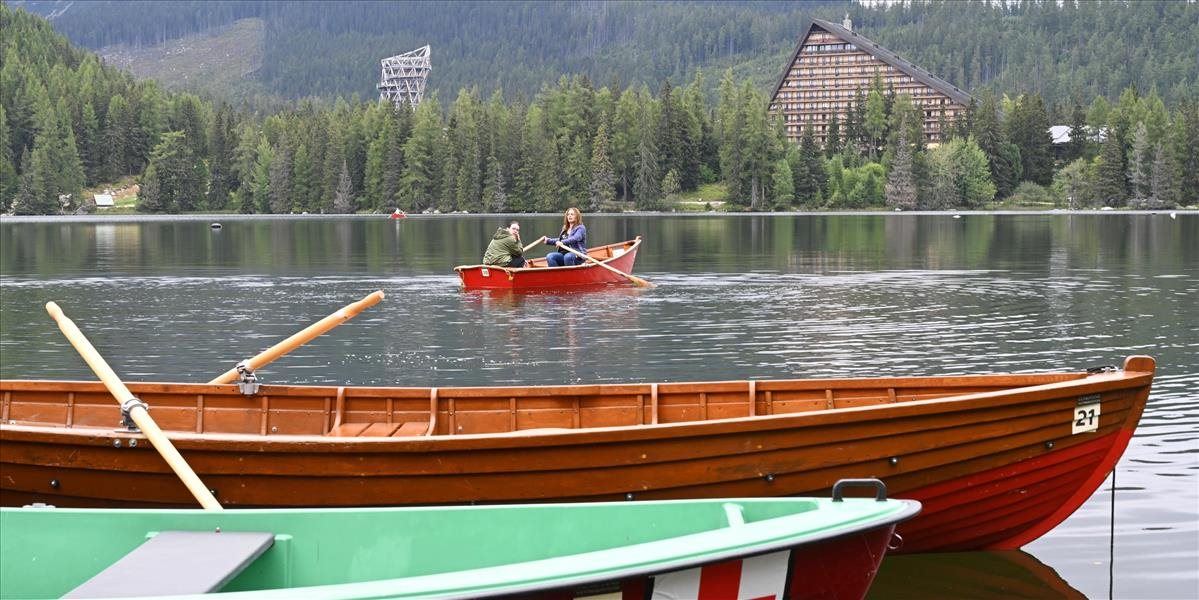 Spustením člnkov na hladinu jazera symbolicky otvorili letnú sezónu na Štrbskom Plese