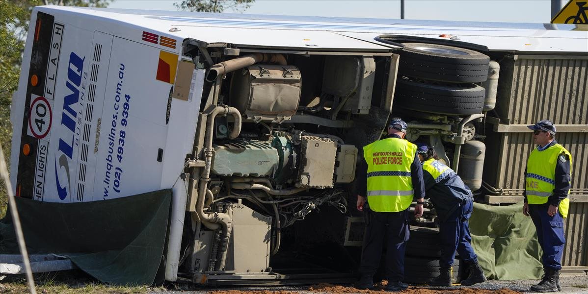 Pri prevrátení autobusu so svadobčanmi zomrelo 10 ľudí