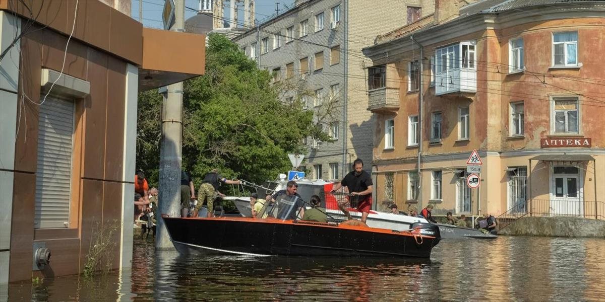 Rusi údajne ostreľovali na Dnepri evakuačný čln, zomreli traja civilisti