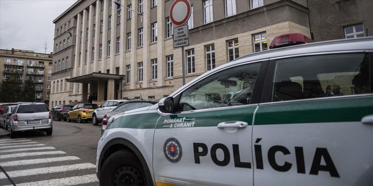 Pobočky bánk po celom Slovensku pre bombovú hrozbu evakuovali