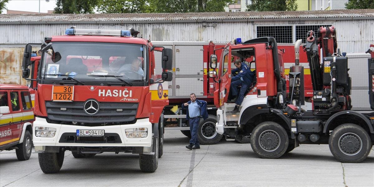 Hasiči zasahovali pri požiari bytovky na Kyjevskej v Bratislave, troch ľudí museli hospitalizovať