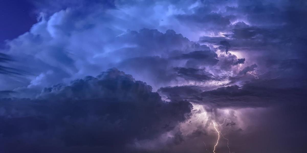 Na väčšine územia Slovenska sa môžu popoludní vyskytnúť búrky